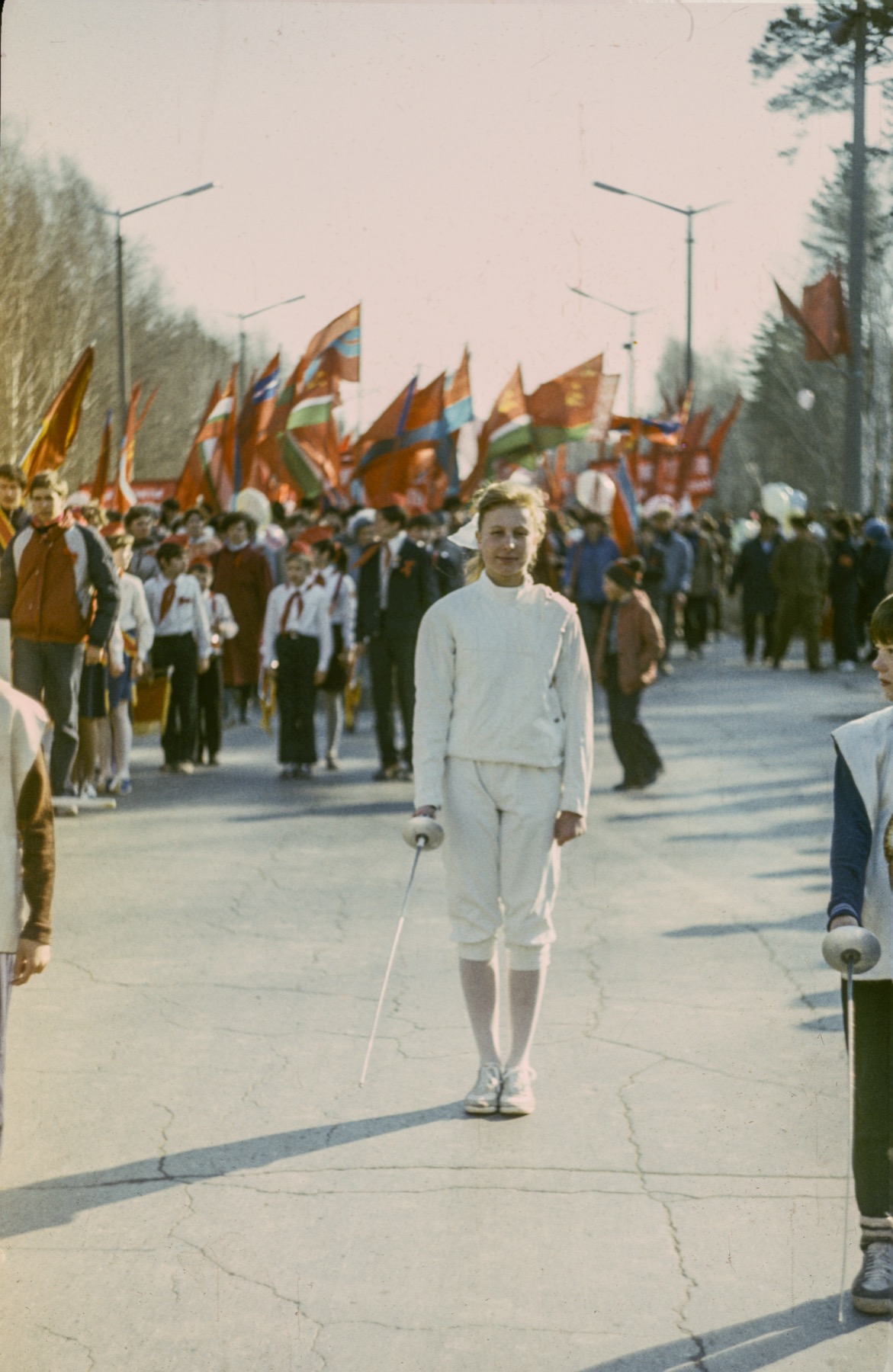 Юная фехтовальщица на параде 9 Мая