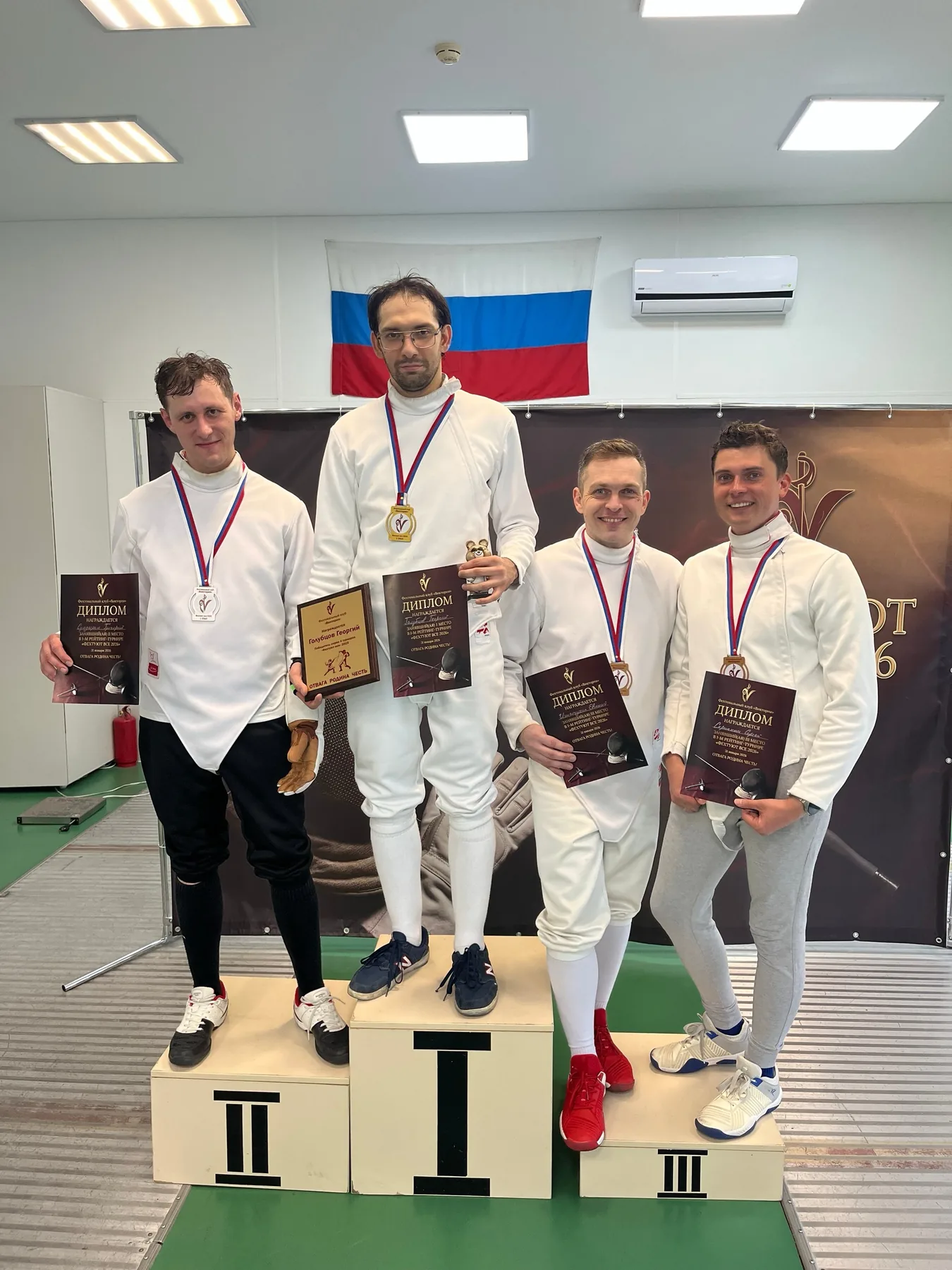 Фехтовальщики на дорожке во время турнира