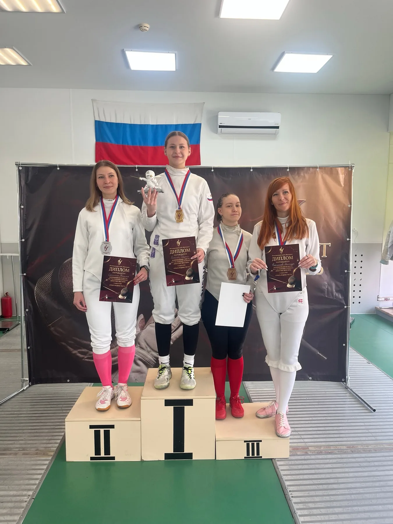 Участницы турнира на пьедестале