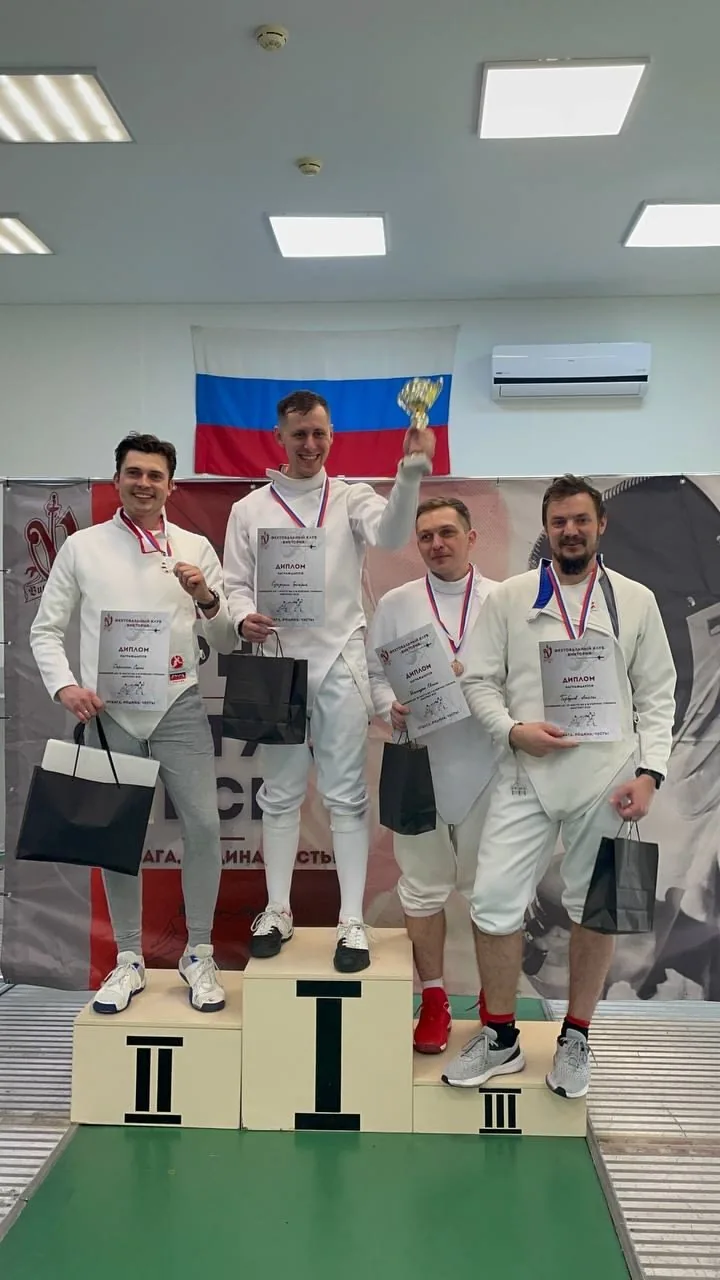 Фехтовальщик готовится к выходу на дорожку