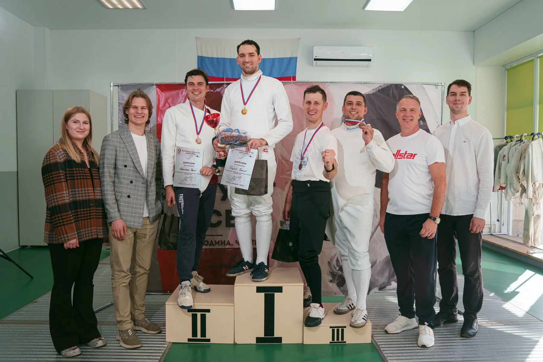 Групповое фото фехтовальщиков с наградами